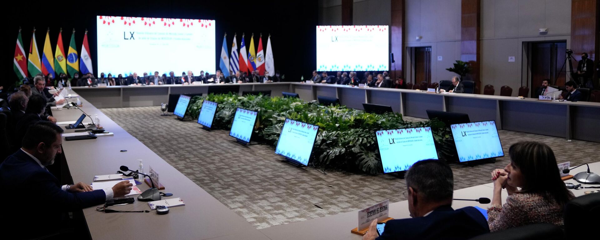 Ministros das Relações Exteriores da América do Sul participam de uma cúpula de dois dias do bloco comercial do Mercosul no Centro de Convenções Conmebol em Luque, Paraguai, 20 de julho de 2022 - Sputnik Brasil, 1920, 21.07.2022