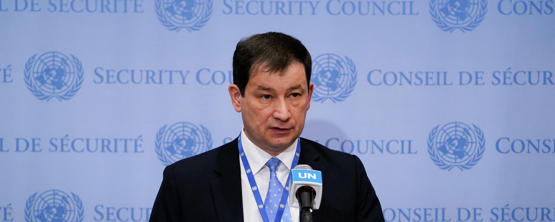 Vice-chanceler russo na Organização das Nações Unidas (ONU), Dmitry Polyanskiy fala a jornalistas na organização, em 19 de abril de 2022 - Sputnik Brasil, 1920, 14.09.2022