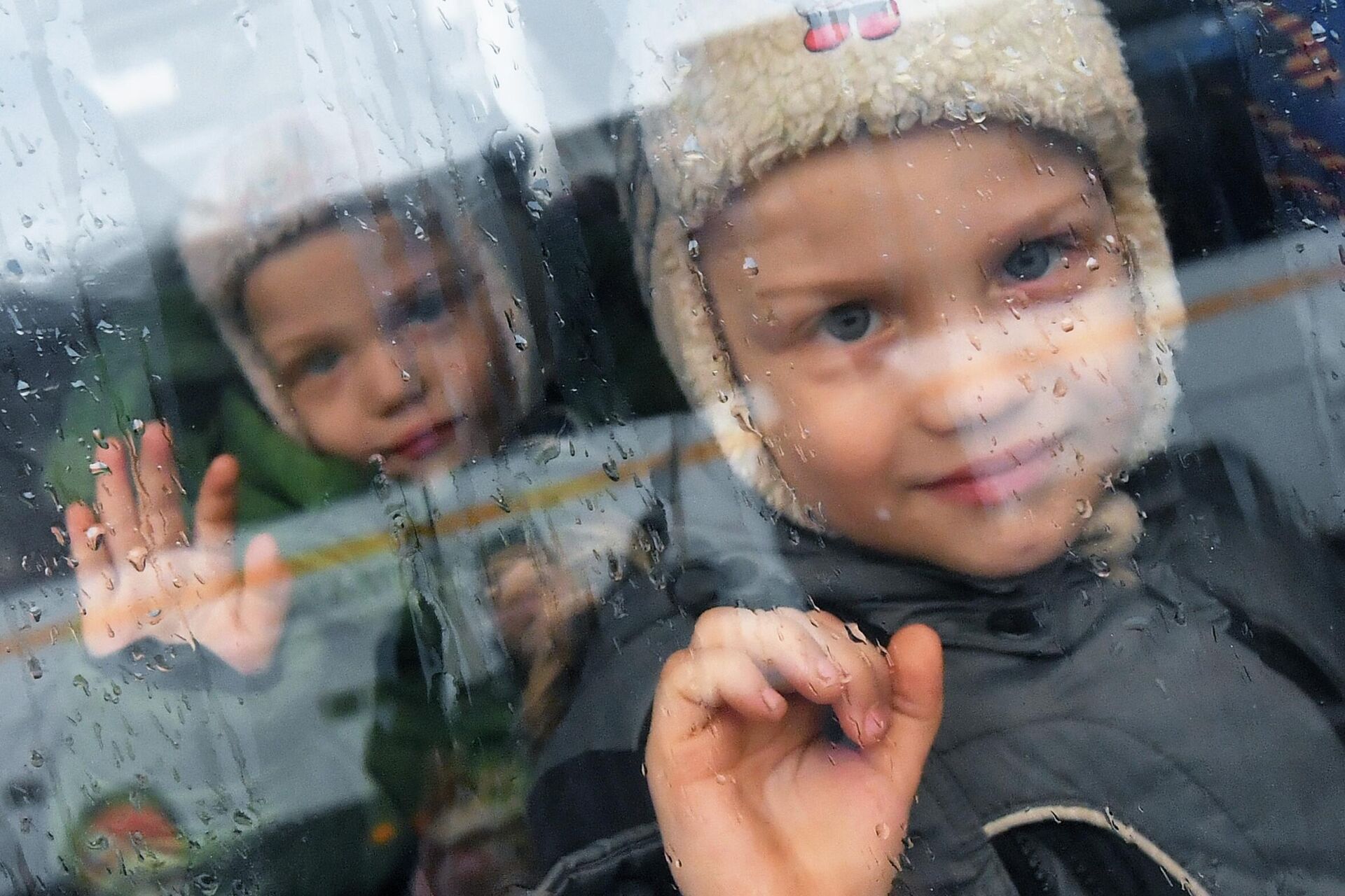 Filhos de habitantes evacuados das repúblicas populares de Donetsk e Lugansk em um ônibus perto da estação ferroviária na cidade de Aprelevka, região de Moscou - Sputnik Brasil, 1920, 25.08.2022