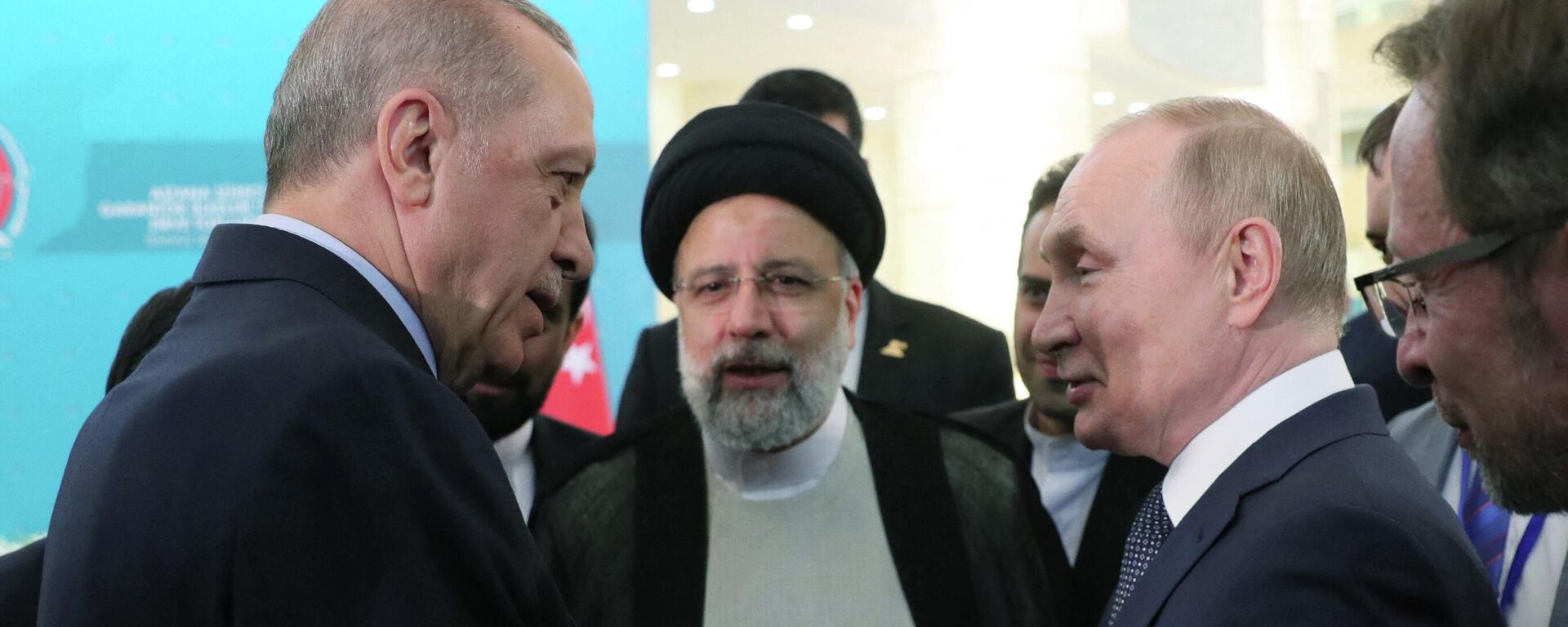 Presidente turco, Recep Tayyip Erdogan (à esquerda), o presidente iraniano, Ebrahim Raisi (no centro), e o presidente russo, Vladimir Putin, após a Cúpula Trilateral de Líderes dos Estados-Garantes do processo de resolução da crise síria em Teerã, 19 de julho de 2022 - Sputnik Brasil, 1920, 22.07.2022