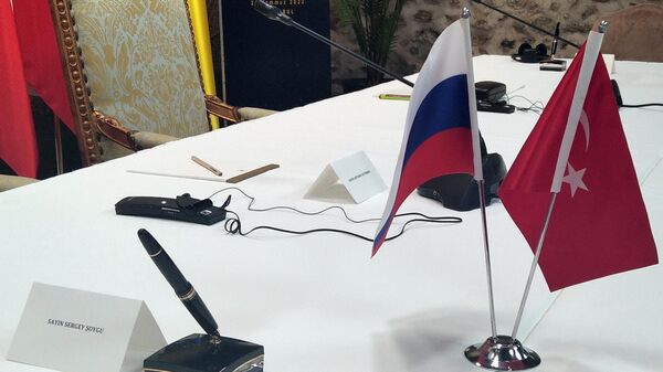Bandeiras da Rússia e da Turquia antes de reunião do ministro da Defesa russo, Sergei Shoigu, com seu homólogo turco, Hulusi Akar, em Istambul, 22 de julho de 2022 - Sputnik Brasil