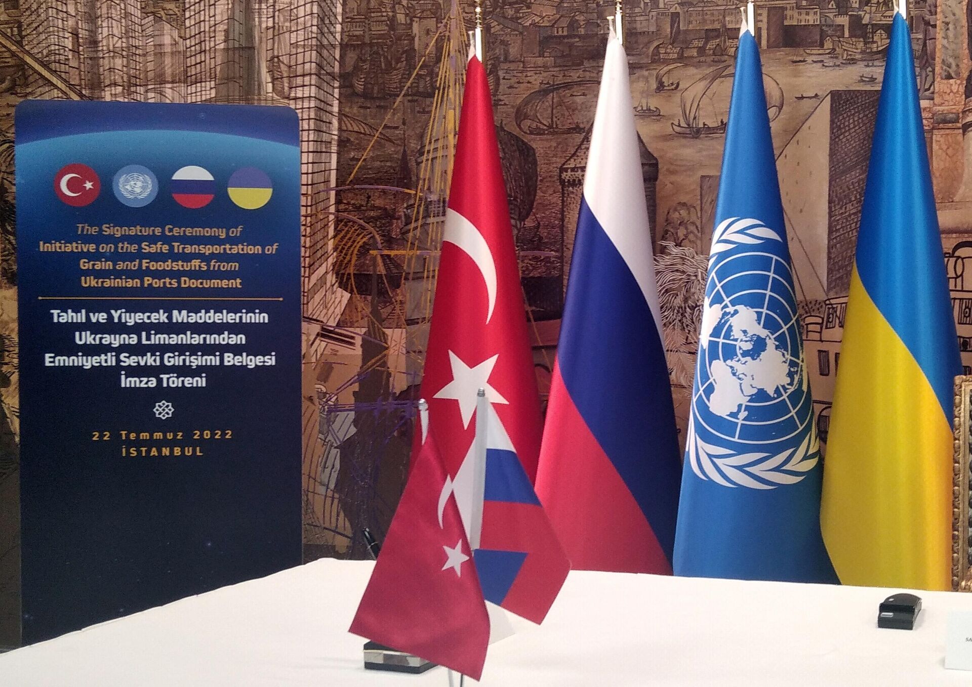 Bandeiras da Turquia, Rússia, ONU e Ucrânia durante assinatura do acordo de grãos em Istambul, 22 de julho de 2022 - Sputnik Brasil, 1920, 19.08.2022