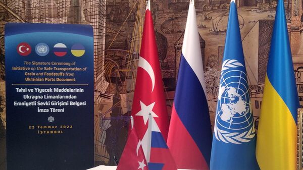 Bandeiras da Turquia, Rússia, ONU e Ucrânia durante assinatura do acordo de grãos em Istambul, 22 de julho de 2022 - Sputnik Brasil