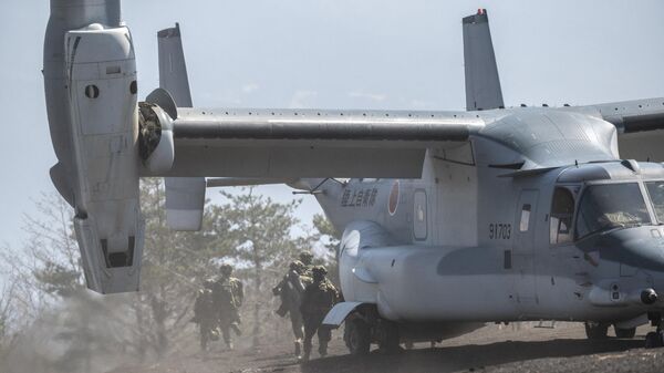 Militares saem de aeronave MV-22 Osprey, da Força Aérea de Autodefesa do Japão, durante exercício conjunto com o Corpo de Fuzileiros Navais dos EUA na área de treinamento de Higashifuji em Gotemba, prefeitura de Shizuoka, Japão, 15 de março de 2022 - Sputnik Brasil