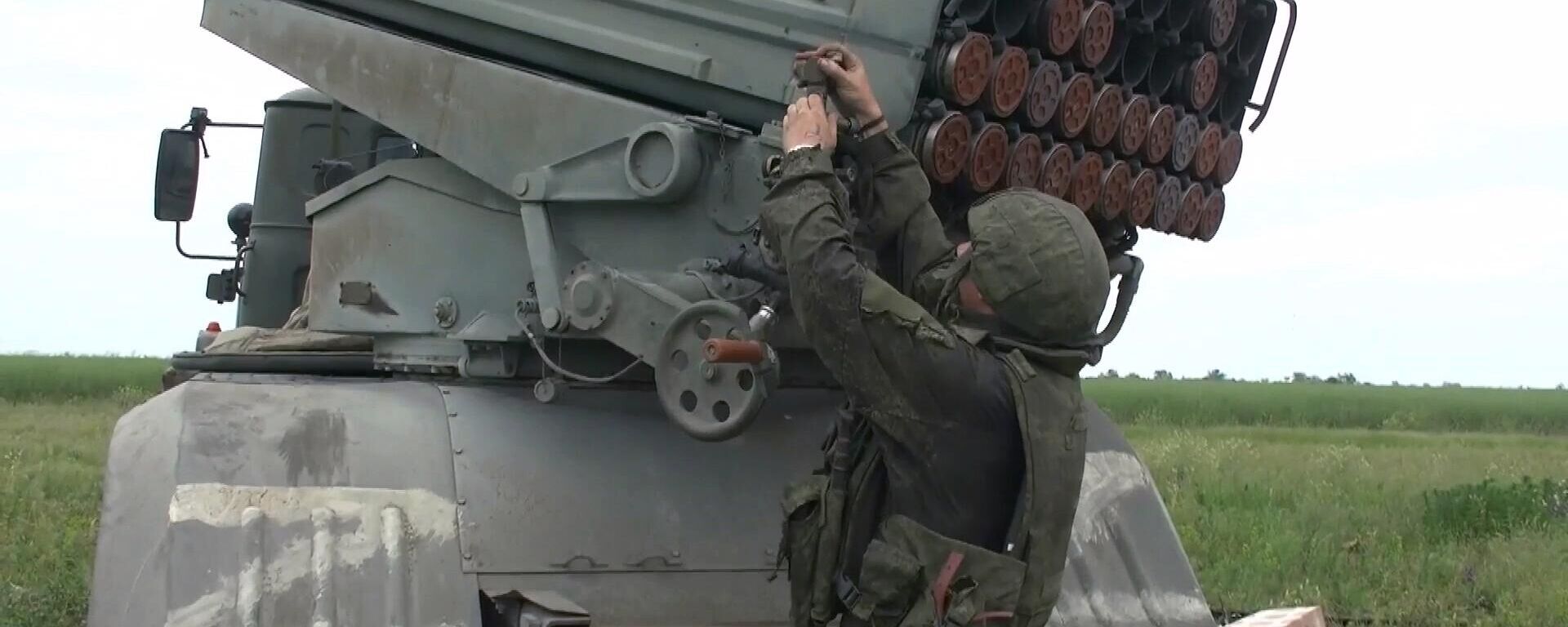 Militar prepara disparo com lançador múltiplo de foguetes Grad durante operação militar especial da Rússia na Ucrânia - Sputnik Brasil, 1920, 23.07.2022