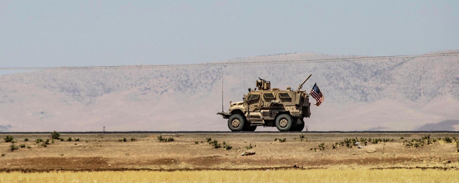 Militares dos EUA fazem patrulha em veículos em Qamishli, nordeste da província de Al-Hasakah, perto da fronteira com a Turquia, 23 de julho de 2022 - Sputnik Brasil, 1920, 23.07.2022