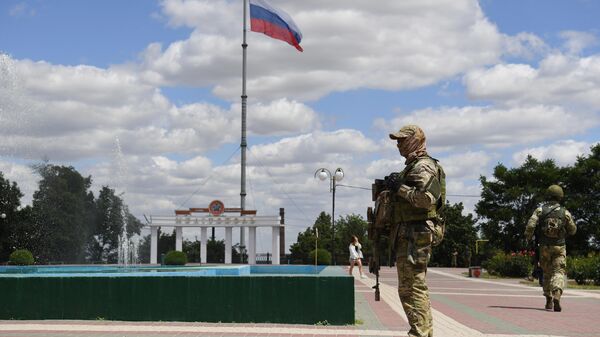 Soldados russos na praça da Vitória na cidade ucraniana de Melitopol, em 14 dde julho de 2022 - Sputnik Brasil