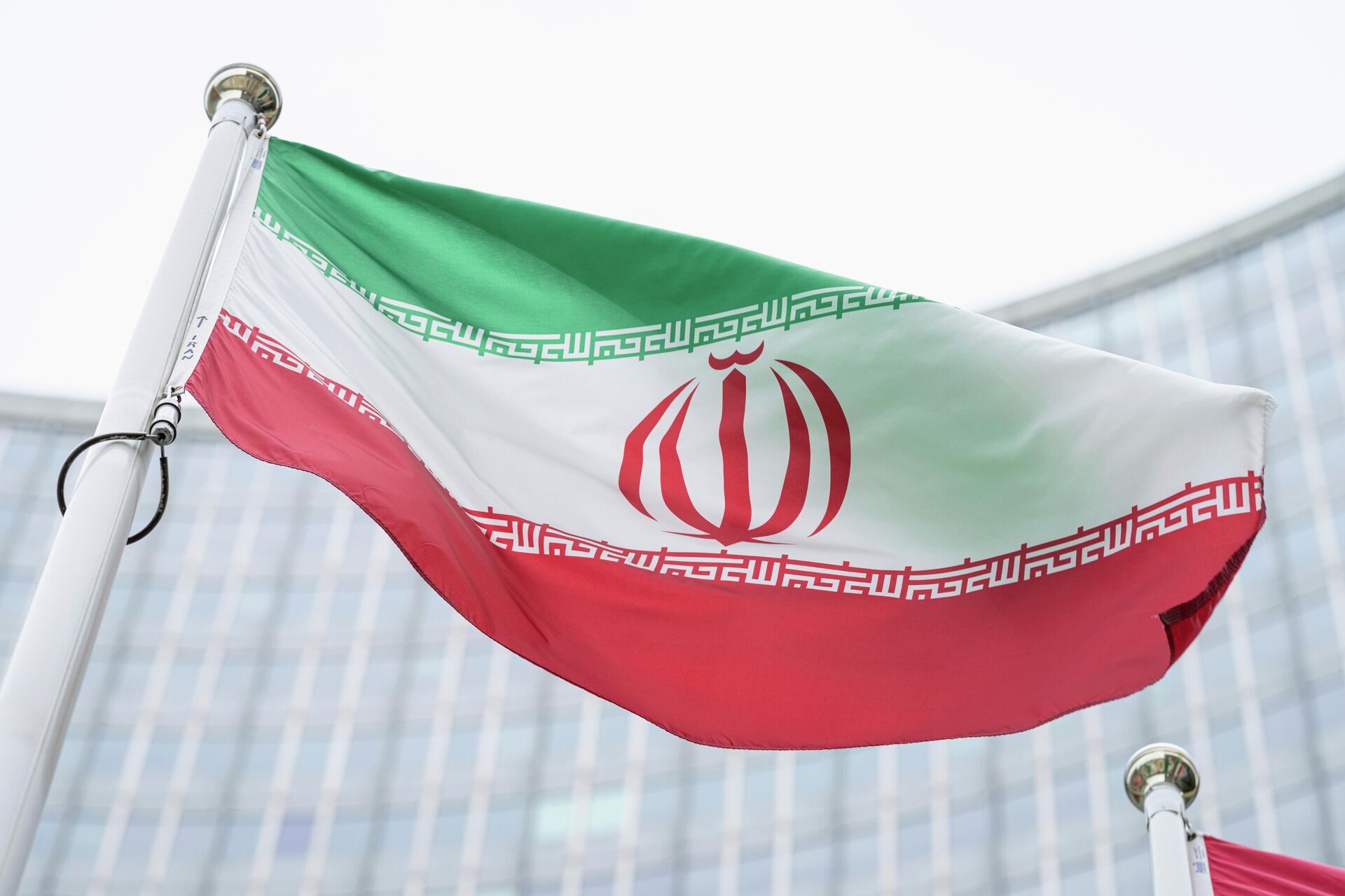 Bandeira do Irã tremula em frente à sede da Agência Internacional de Energia Atômica (AIEA), em Viena, na Áustria, em 24 de maio de 2021 - Sputnik Brasil, 1920, 14.09.2022