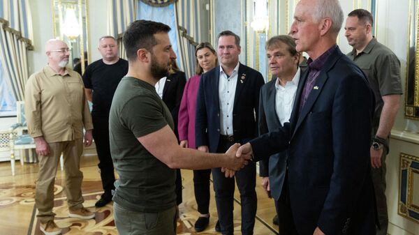 Vladimir Zelensky, presidente ucraniano, dá boas-vindas a delegação dos EUA em Kiev, Ucrânia, 23 de julho de 2022 - Sputnik Brasil