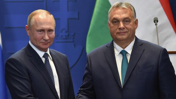 O primeiro-ministro húngaro Viktor Orbán (D) e o presidente russo Vladimir Putin apertam as mãos após uma conferência de imprensa na residência do primeiro-ministro em Budapeste, 30 de outubro de 2019 - Sputnik Brasil