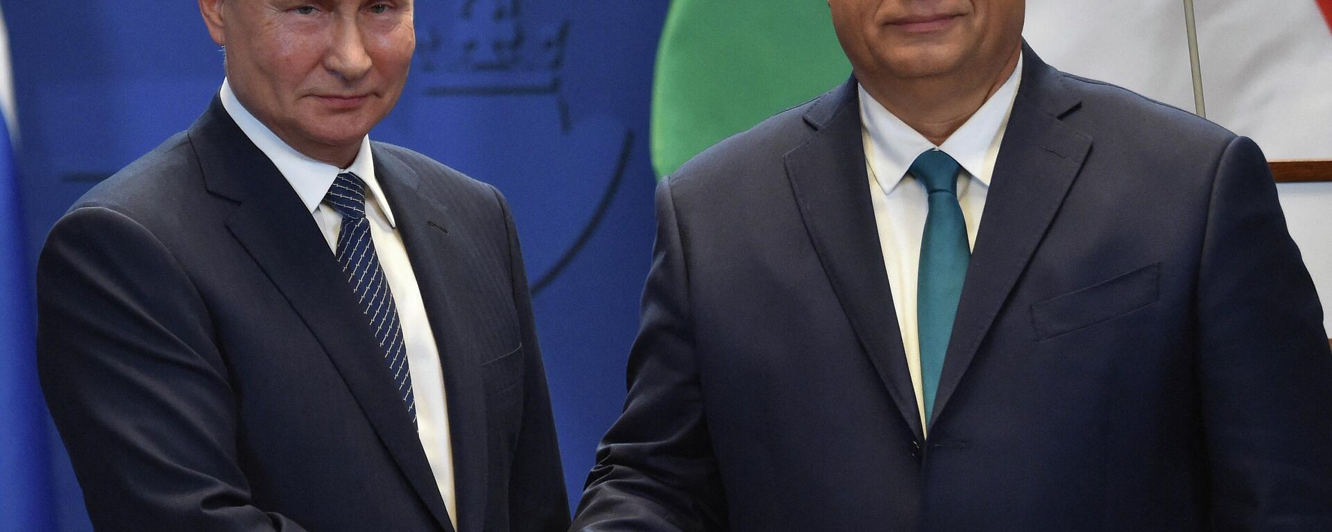 O primeiro-ministro húngaro Viktor Orbán (D) e o presidente russo Vladimir Putin apertam as mãos após uma conferência de imprensa na residência do primeiro-ministro em Budapeste, 30 de outubro de 2019 - Sputnik Brasil, 1920, 24.07.2022