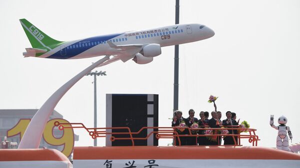 Avião comercial C919 da COMAC chinesa passa pela Praça Tiananmen em Pequim, China, 1º de outubro de 2019. - Sputnik Brasil