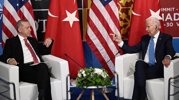 O presidente dos EUA, Joe Biden (D), gesticula enquanto o presidente da Turquia, Recep Tayyip Erdogan, fala durante reunião bilateral por ocasião da cúpula da OTAN no centro de congressos Ifema, em Madri, Espanha, 29 de junho de 2022 - Sputnik Brasil