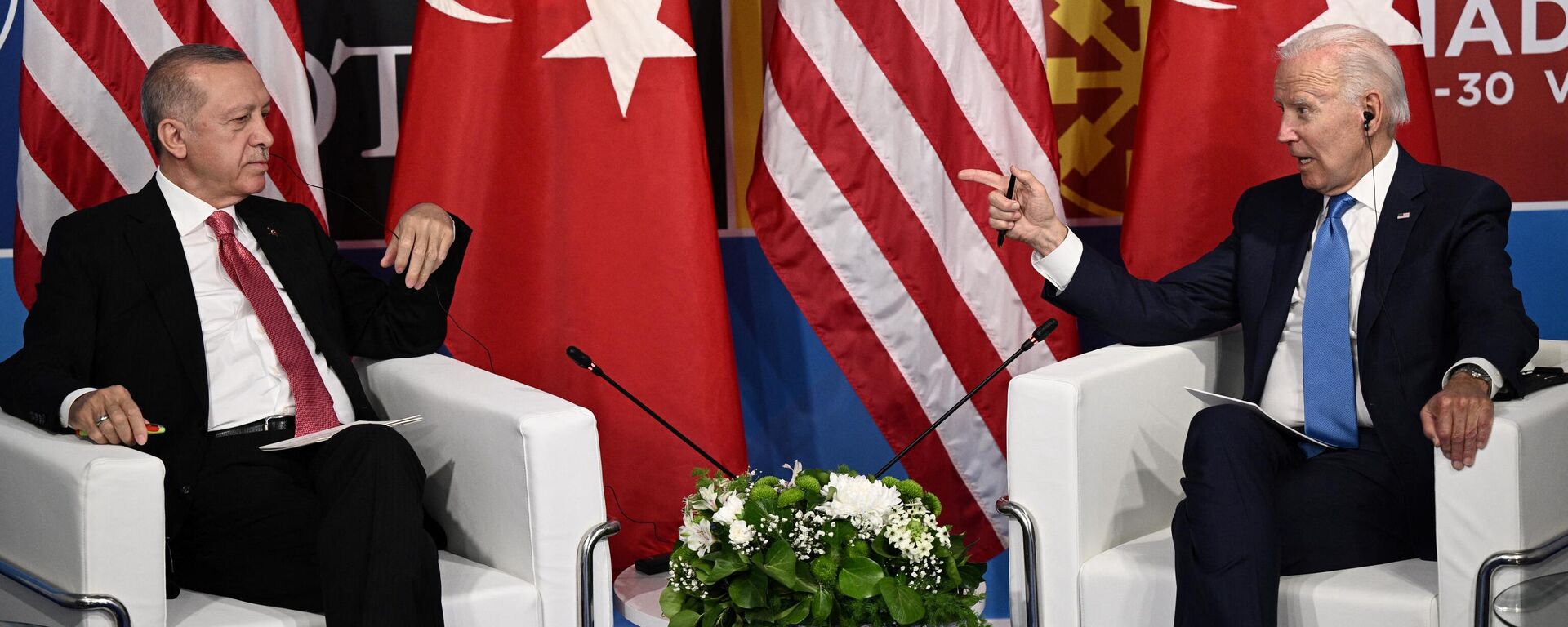 O presidente dos EUA, Joe Biden (D), gesticula enquanto o presidente da Turquia, Recep Tayyip Erdogan, fala durante reunião bilateral por ocasião da cúpula da OTAN no centro de congressos Ifema, em Madri, Espanha, 29 de junho de 2022 - Sputnik Brasil, 1920, 24.07.2022