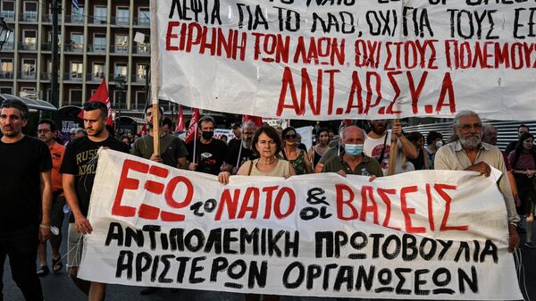 Manifestantes protestam a OTAN e o apelo à aliança de aumentar seus gastos militares em Atenas, Grécia, 29 de junho de 2022 - Sputnik Brasil