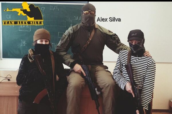 O brasileiro Alex Silva ao lado de dois mercenários na Ucrânia - Sputnik Brasil