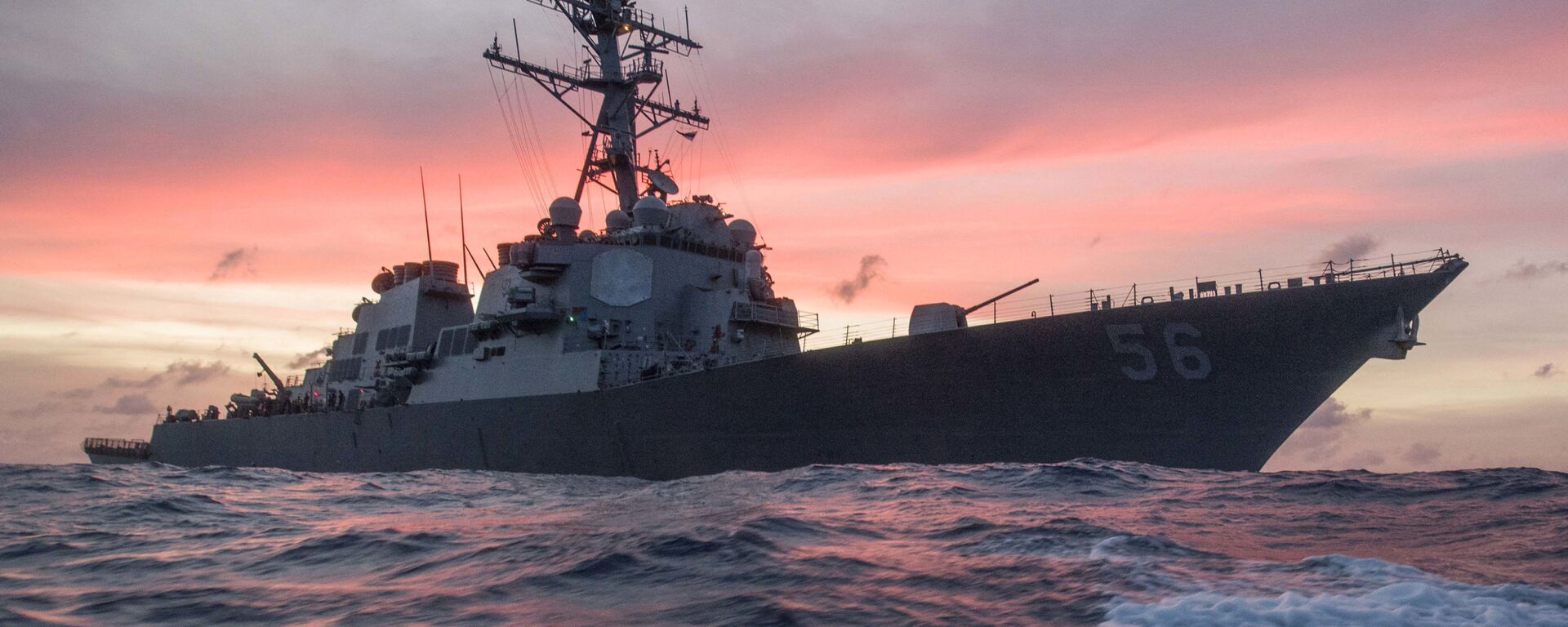 Nesta foto fornecida pela Marinha dos EUA, o USS John S. McCain conduz uma patrulha no Mar da China Meridional enquanto apoia os esforços de segurança na região, em 22 de janeiro de 2017 - Sputnik Brasil, 1920, 24.07.2022