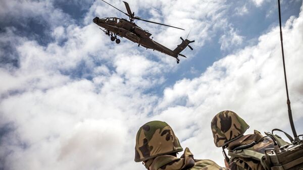 Helicóptero de ataque Apache AH-64 do Exército dos EUA sobrevoa membros das Forças Armadas Reais Marroquinas durante o exercício militar anual African Lion na região de Tan-Tan Marrocos, 30 de junho de 2022 - Sputnik Brasil