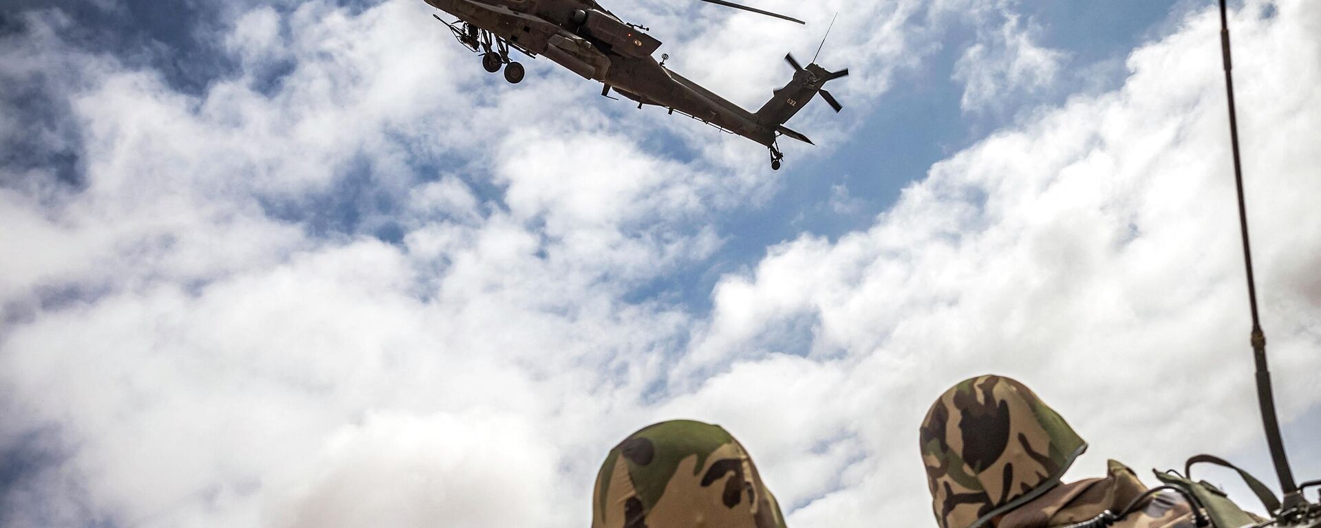 Helicóptero de ataque Apache AH-64 do Exército dos EUA sobrevoa membros das Forças Armadas Reais Marroquinas durante o exercício militar anual African Lion na região de Tan-Tan Marrocos, 30 de junho de 2022 - Sputnik Brasil, 1920, 25.07.2022
