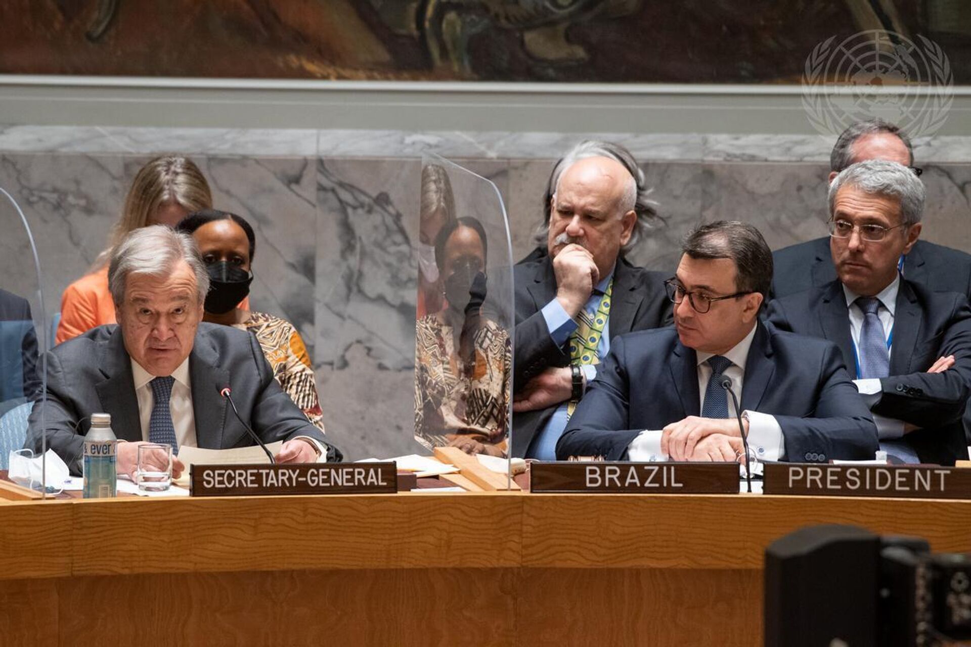 Secretário-geral da Organização das Nações Unidas (ONU), António Guterres fala sobre esforços de paz enquanto é assistido por Carlos França, chanceler que preside o Conselho de Segurança das Nações Unidas, em 12 de julho de 2022 - Sputnik Brasil, 1920, 22.09.2022