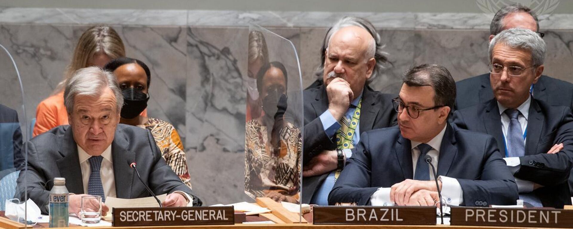 Secretário-geral da Organização das Nações Unidas (ONU), António Guterres fala sobre esforços de paz enquanto é assistido por Carlos França, chanceler que preside o Conselho de Segurança das Nações Unidas, em 12 de julho de 2022 - Sputnik Brasil, 1920, 25.07.2022