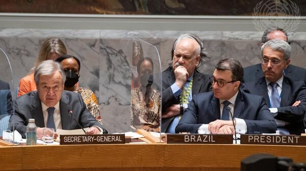 Secretário-geral da Organização das Nações Unidas (ONU), António Guterres fala sobre esforços de paz enquanto é assistido por Carlos França, chanceler que preside o Conselho de Segurança das Nações Unidas, em 12 de julho de 2022 - Sputnik Brasil