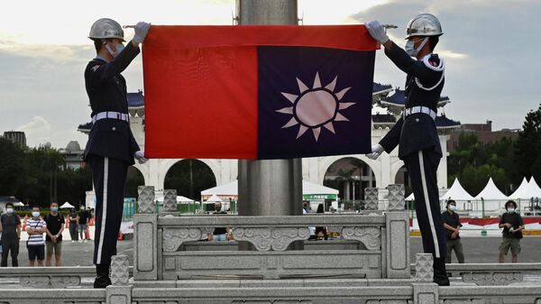 Guardas de honra segurando bandeira taiwanesa durante cerimônia em Taipé, Taiwan, 4 de junho de 2022 - Sputnik Brasil