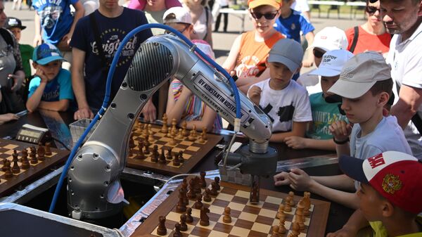 Crianças assistem a um jogo de xadrez com a participação de um robô no Complexo Esportivo de Lujniki, durante os eventos do Dia do Esporte de Moscou - Sputnik Brasil