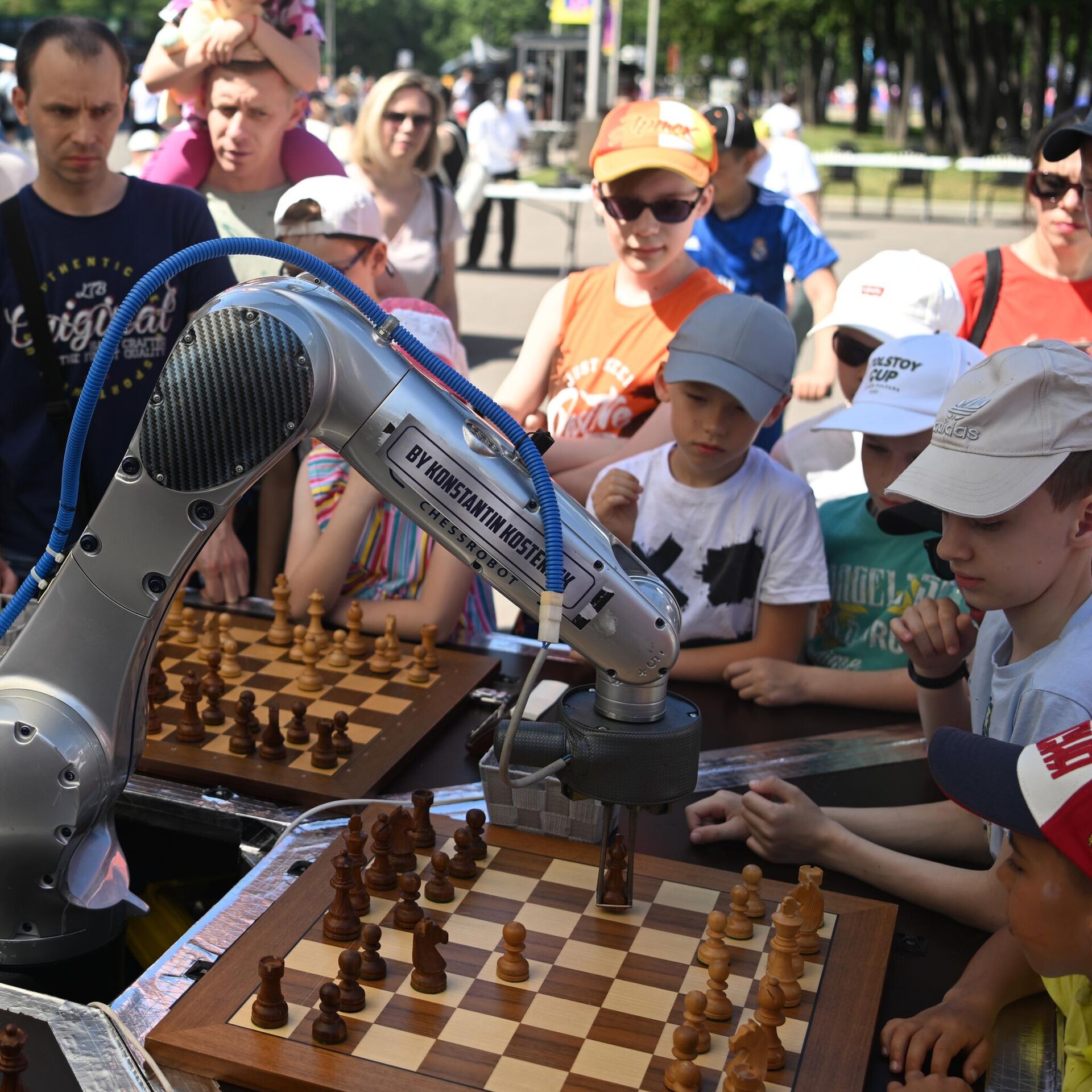 Robô quebra dedo de menino de 7 anos durante torneio de xadrez