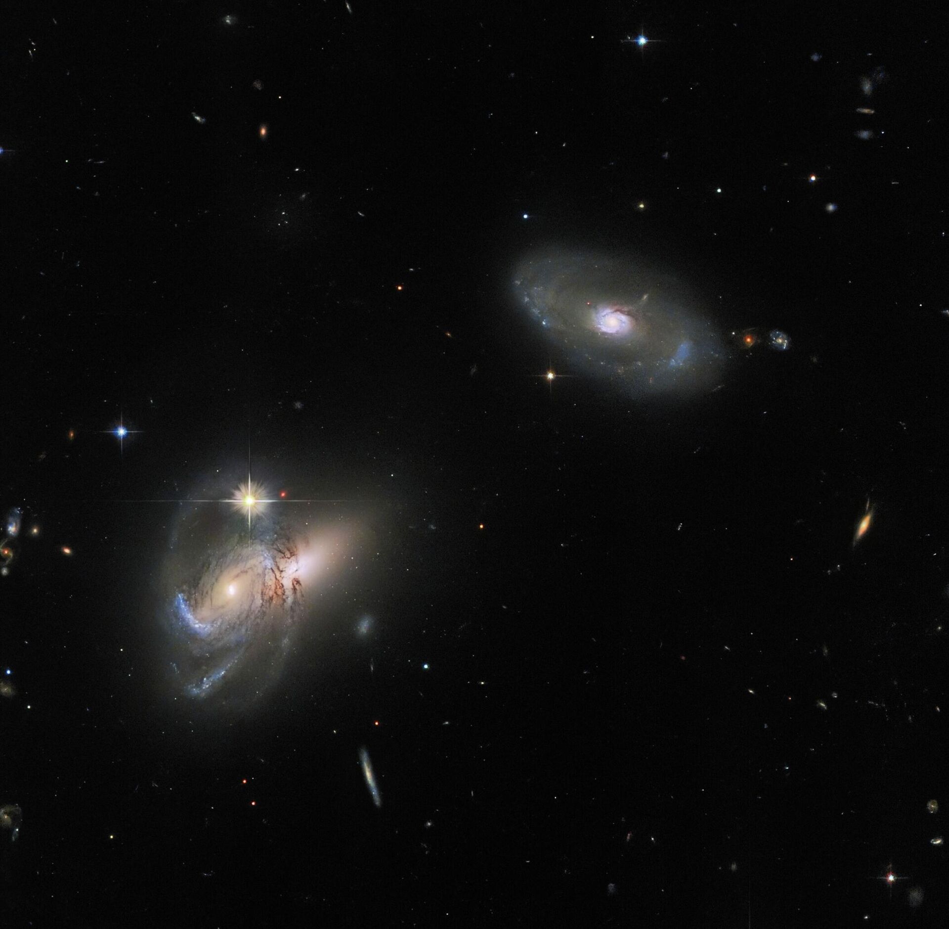 Uma nova imagem registrada pelo telescópio espacial Hubble da NASA mostra diversas galáxias espirais e irregulares na constelação de Hércules - Sputnik Brasil, 1920, 26.07.2022