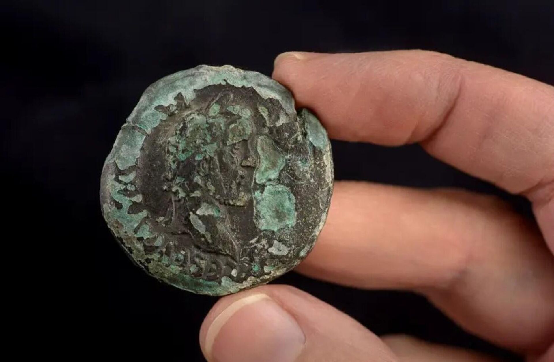 Uma moeda romana de bronze datada de 1.877 anos com o símbolo do zodíaco de Câncer e uma deusa da Lua foi encontrada na praia de Carmel, em Israel - Sputnik Brasil, 1920, 26.07.2022