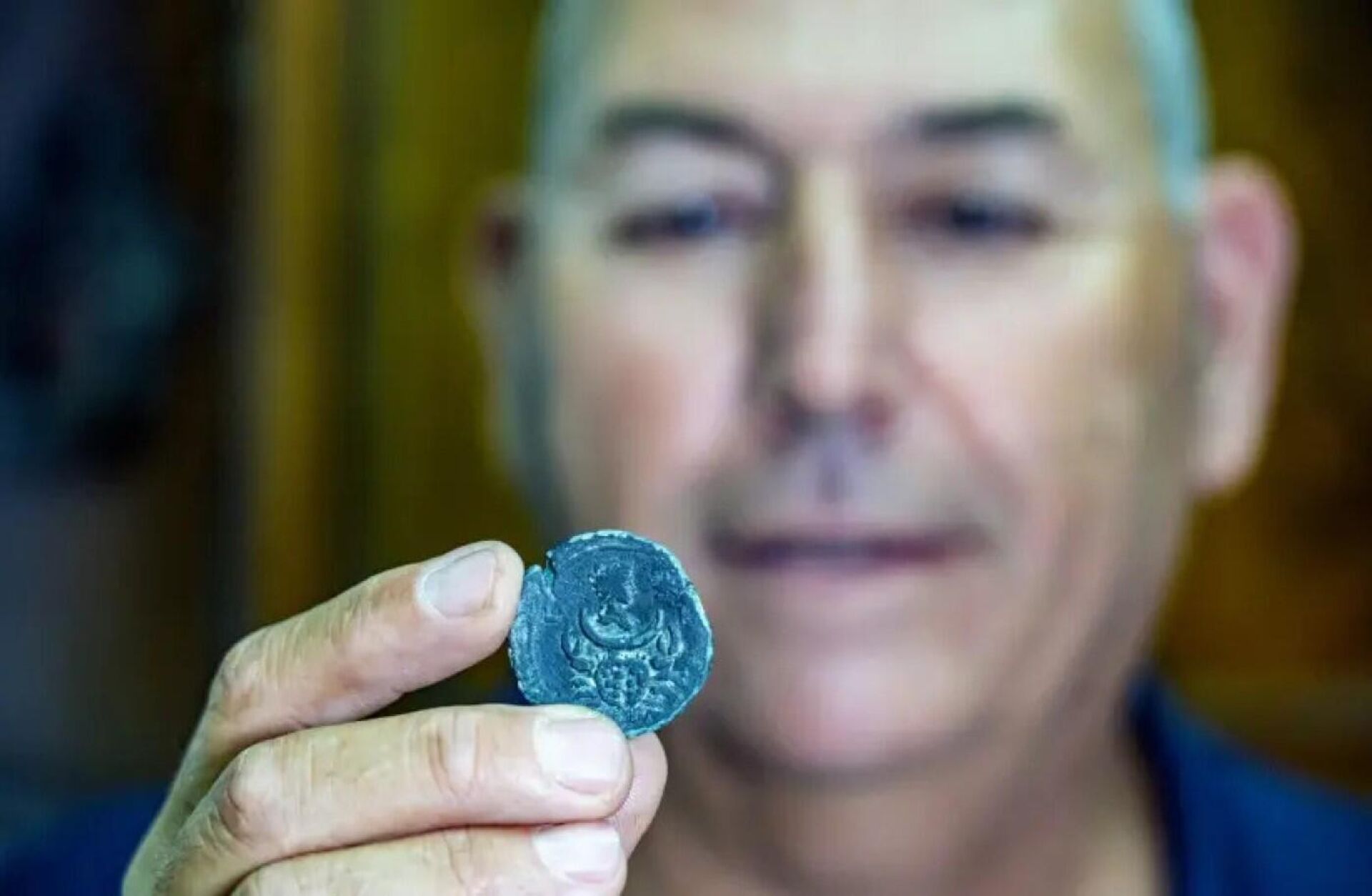 Uma moeda romana de bronze datada de 1.877 anos com o símbolo do zodíaco de Câncer e uma deusa da Lua foi encontrada na praia de Carmel, em Israel - Sputnik Brasil, 1920, 26.07.2022