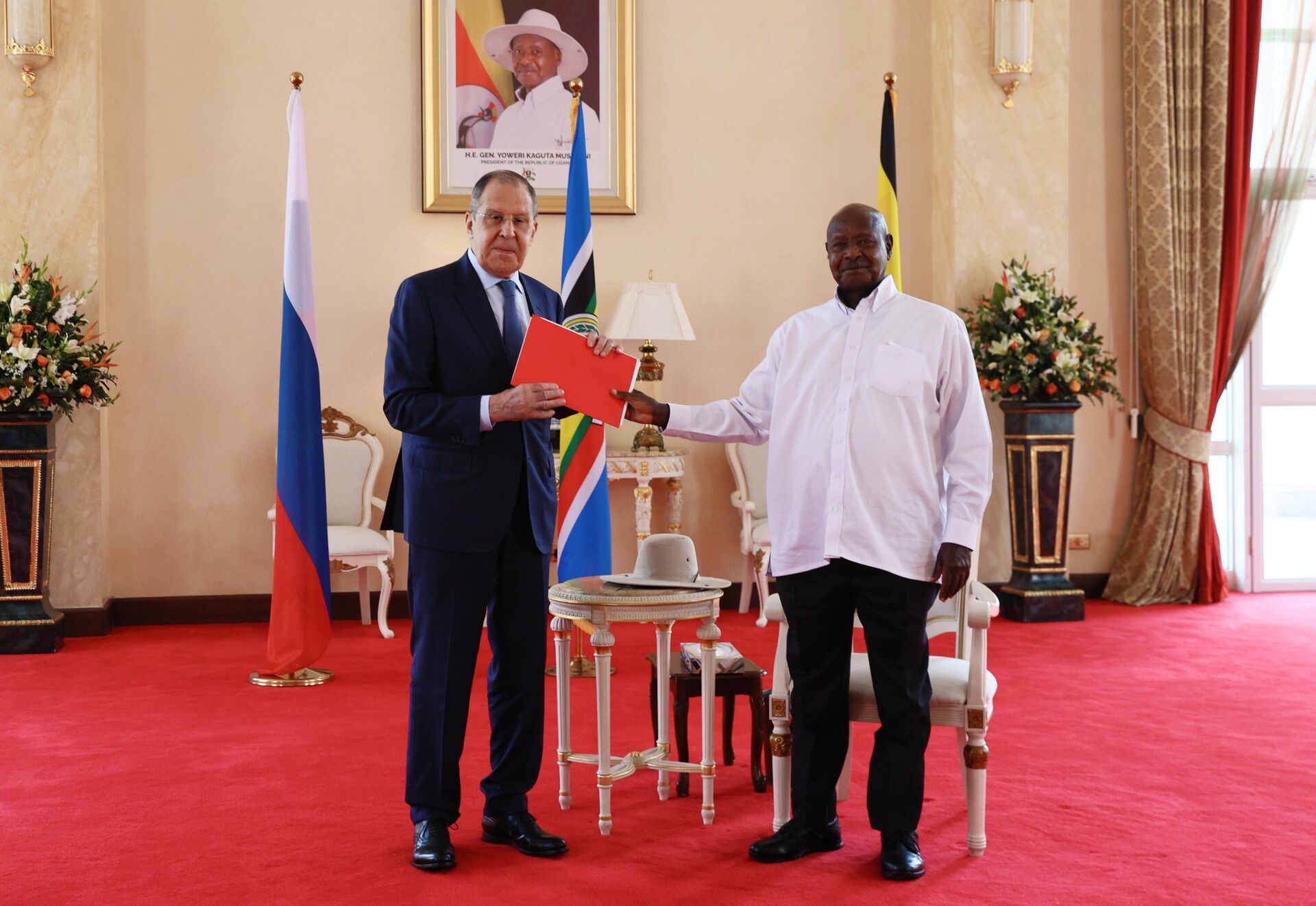 Ministro das Relações Exteriores russo Sergei Lavrov (à esquerda) e o presidente ugandense Yoweri Museveni em reunião em Uganda, 26 de julho de 2022 - Sputnik Brasil, 1920, 26.07.2022