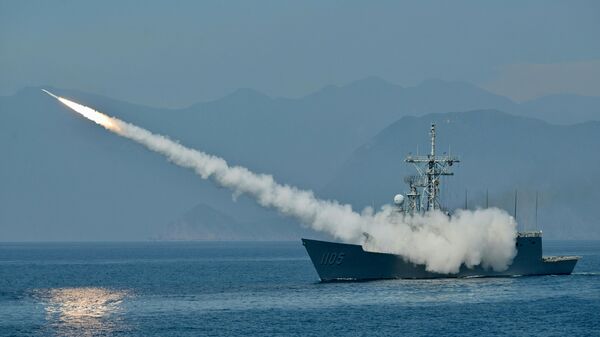Marinha taiwanesa lança míssil Standard fabricado nos EUA a partir de uma fragata durante exercícios anuais Han Kuang, perto do porto da Marinha de Suao, condado de Yilan, Taiwan, 26 de julho de 2022 - Sputnik Brasil