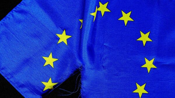 Bandeira da União Europeia (UE) rasgada (imagem de referência) - Sputnik Brasil