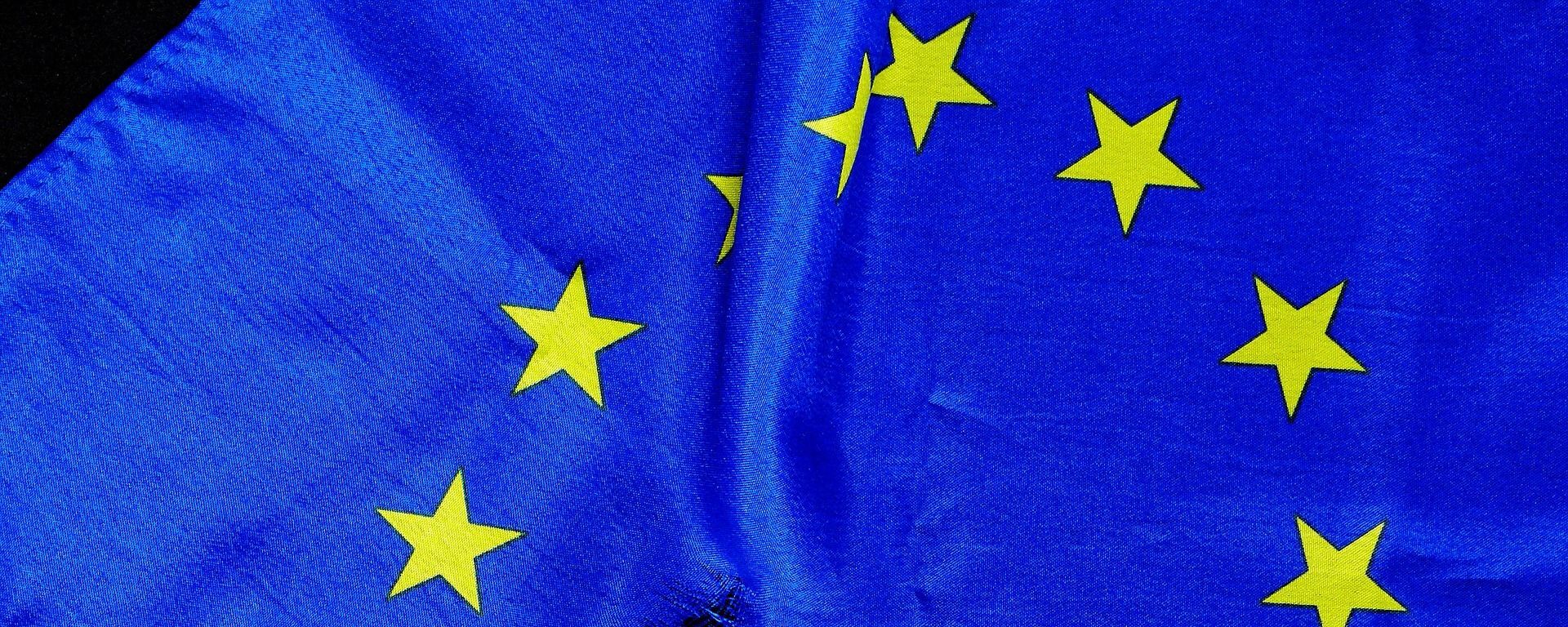 Bandeira da União Europeia (UE) rasgada (imagem de referência) - Sputnik Brasil, 1920, 09.04.2023