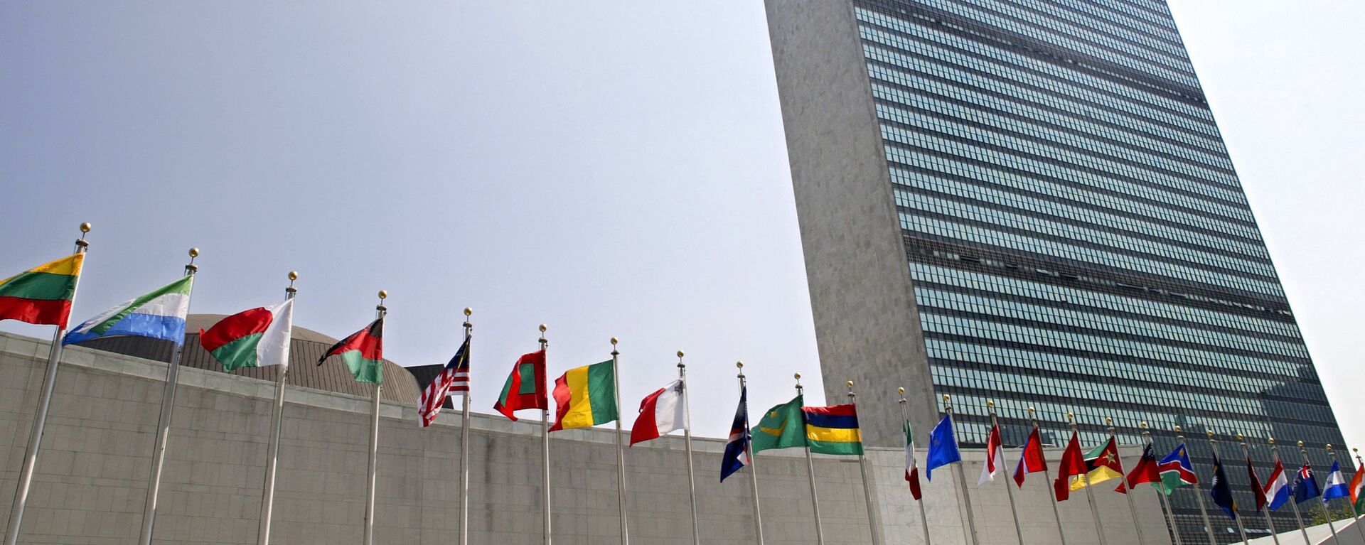 Arquivo: as bandeiras dos países-membros tremulam do lado de fora do prédio da Assembleia Geral na sede das Nações Unidas, em Nova York, EUA, 13 de setembro de 2005 - Sputnik Brasil, 1920, 22.09.2022