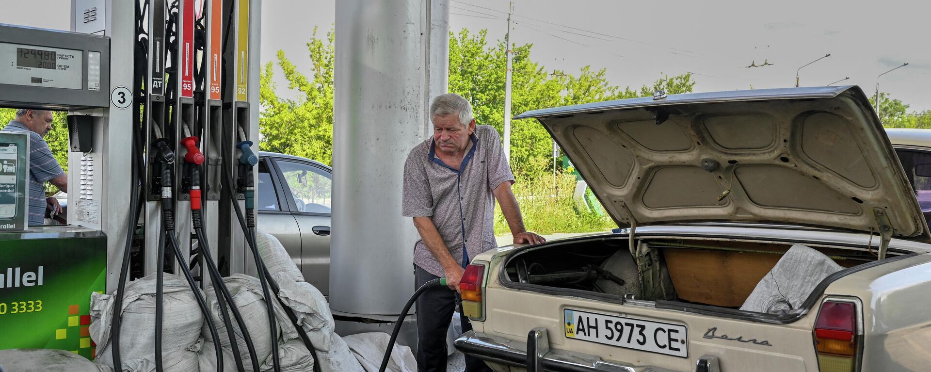 Morador reabastece carro em Kramatorsk, em meio à operação militar especial da Rússia na Ucrânia, 26 de julho de 2022 - Sputnik Brasil, 1920, 26.07.2022