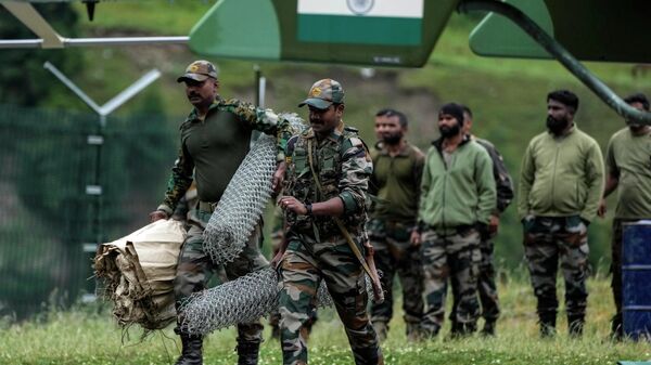 Soldados do Exército indiano partem para uma missão de resgate de Baltal, 105 quilômetros (65 milhas) a nordeste de Srinagar, Caxemira controlada pela Índia, sábado, 9 de julho de 2022 - Sputnik Brasil