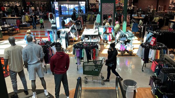 Consumidores americanos fazem compras em uma loja de varejo em Niles, Illinois, em 19 de fevereiro de 2022.  - Sputnik Brasil