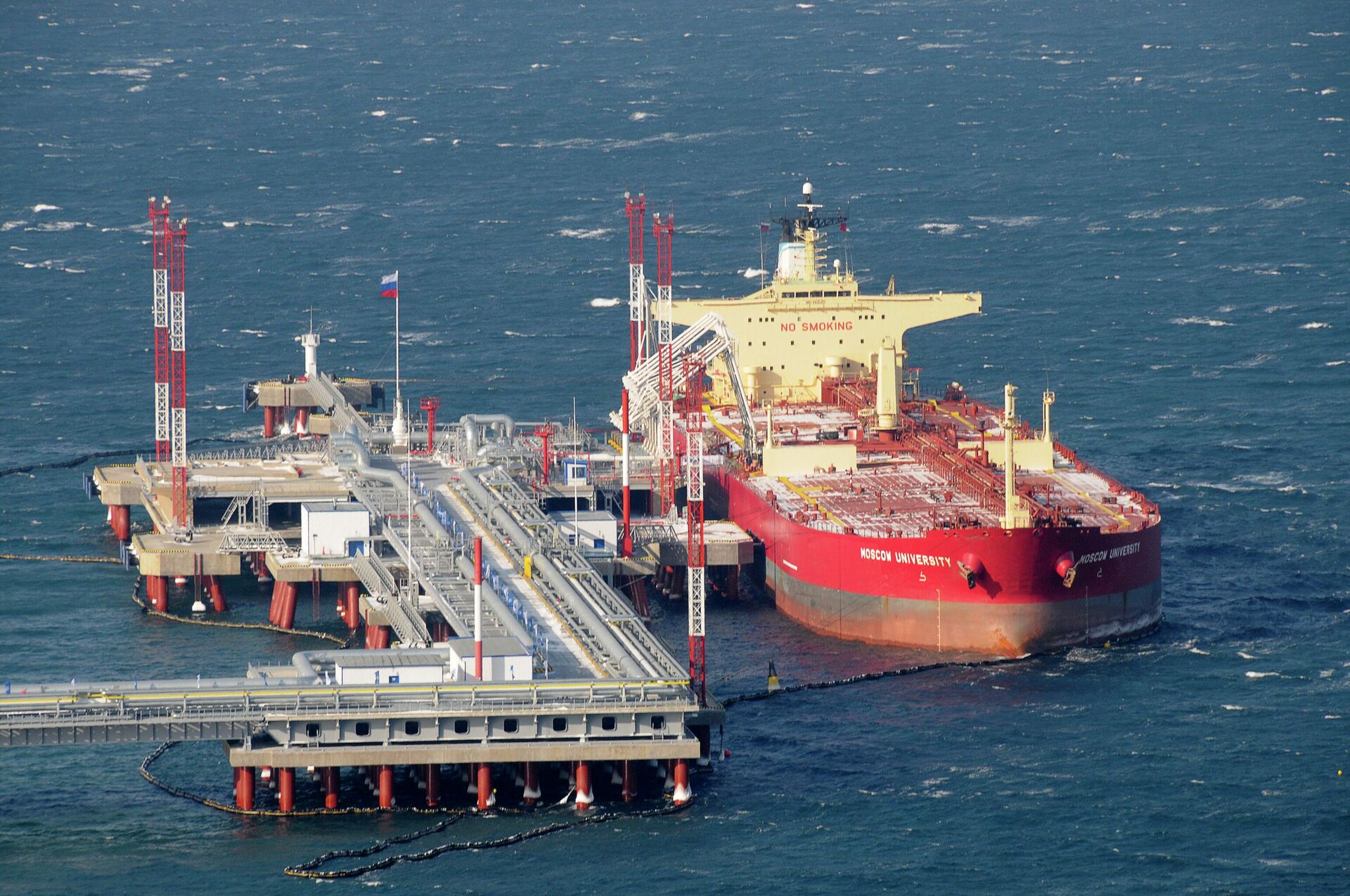 Um navio-tanque visto ancorado no novo terminal de exportação de petróleo no porto de Kozmino, no extremo leste da Rússia, 28 de dezembro de 2009 - Sputnik Brasil, 1920, 08.12.2023