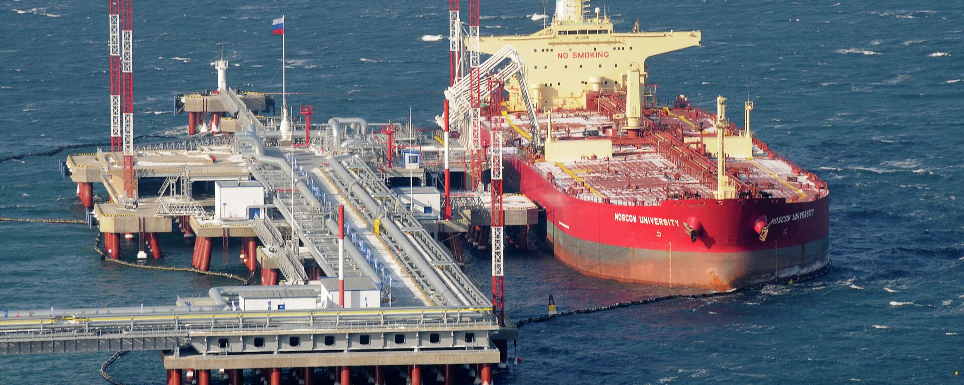 Um navio-tanque visto ancorado no novo terminal de exportação de petróleo no porto de Kozmino, no extremo leste da Rússia, 28 de dezembro de 2009 - Sputnik Brasil, 1920, 16.05.2023