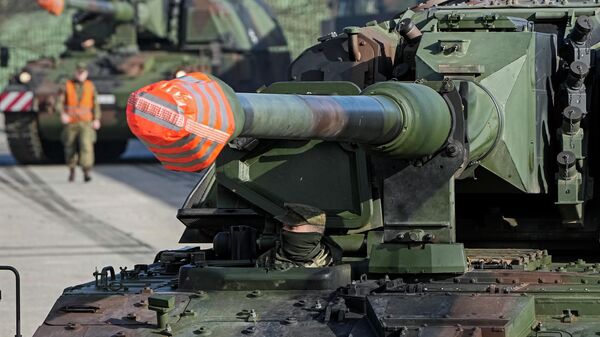 Soldados alemães vão carregar obuseiros tanque 2000 para transporte para a Lituânia na base do exército Bundeswehr em Munster, norte da Alemanha, segunda-feira, 14 de fevereiro de 2022 - Sputnik Brasil