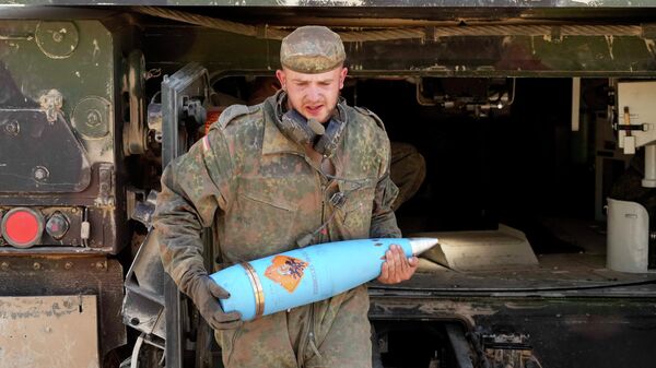 Um soldado alemão da Bundeswehr prepara munições do obuseiro Panzerhaubitze 2000 durante um exercício do Exército dos EUA em Grafenwoehr, Alemanha, quarta-feira, 20 de julho de 2022 - Sputnik Brasil