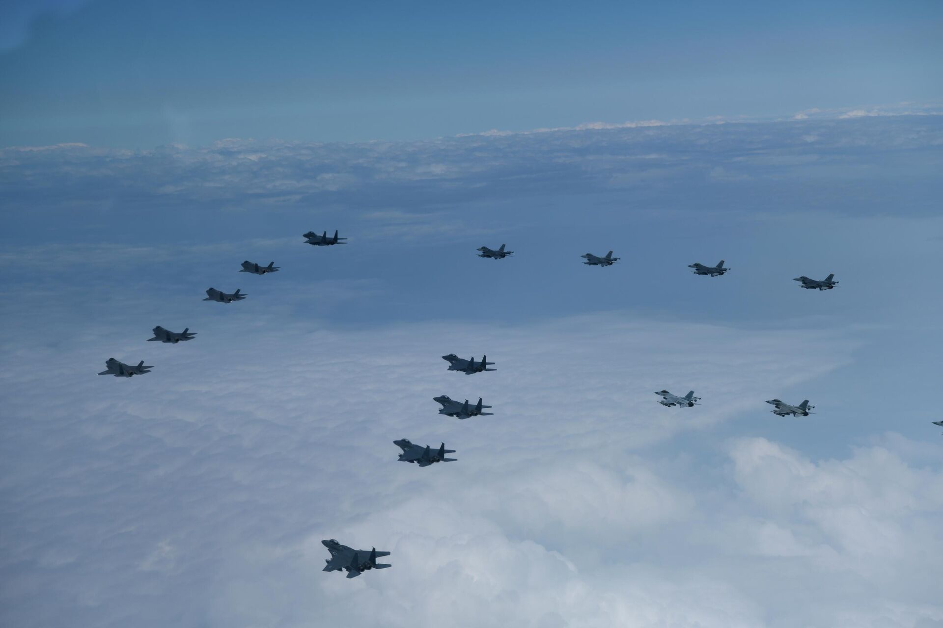 Nesta foto fornecida pelo Ministério da Defesa da Coreia do Sul, caças furtivos F-35A da Força Aérea da Coreia do Sul e caças F-16 dos EUA voam em formação durante um exercício conjunto, 7 de junho de 2022 - Sputnik Brasil, 1920, 31.07.2022