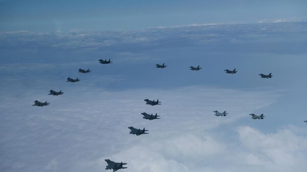 Nesta foto fornecida pelo Ministério da Defesa da Coreia do Sul, caças furtivos F-35A da Força Aérea da Coreia do Sul e caças F-16 dos EUA voam em formação durante um exercício conjunto, 7 de junho de 2022 - Sputnik Brasil