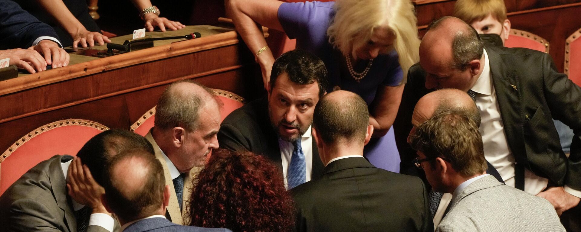 Líder do partido Liga Norte, senador Matteo Salvini, no centro, fala com senadores do seu partido durante debates no Senado em Roma, 20 de julho de 2022 - Sputnik Brasil, 1920, 28.07.2022