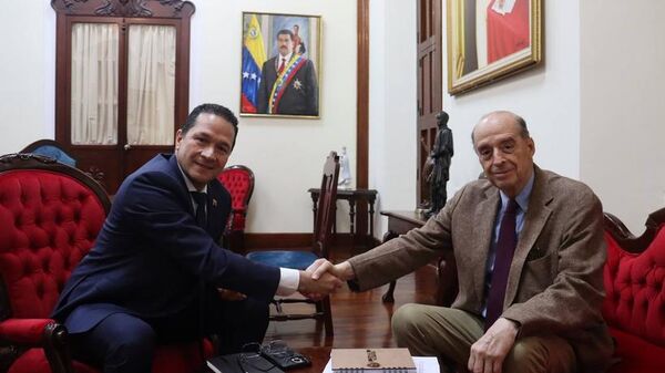 Chanceler da Venezuela, Carlos Faría (à esquerda), e o novo designado para a pasta na Colômbia, Álvaro Leyva, selam o restabelecimento das relações diplomáticas, em 28 de julho de 2022 - Sputnik Brasil