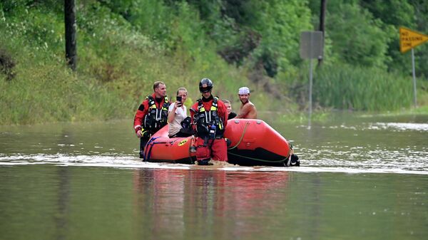Membros do Corpo de Bombeiros de Winchester, no Kentucky, andam com barcos infláveis pelas águas, em meio a inundações no estado, para resgatar pessoas, em 28 de julho de 2022 - Sputnik Brasil