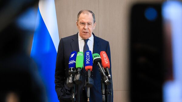 Chefe da diplomacia russa, Sergei Lavrov, durante coletiva de imprensa após reunião do Conselho de Ministros das Relações Exteriores dos países-membros da Organização para Cooperação de Xangai (OCX), em Tashkent, no Uzbequistão, em 29 de julho de 2022 - Sputnik Brasil